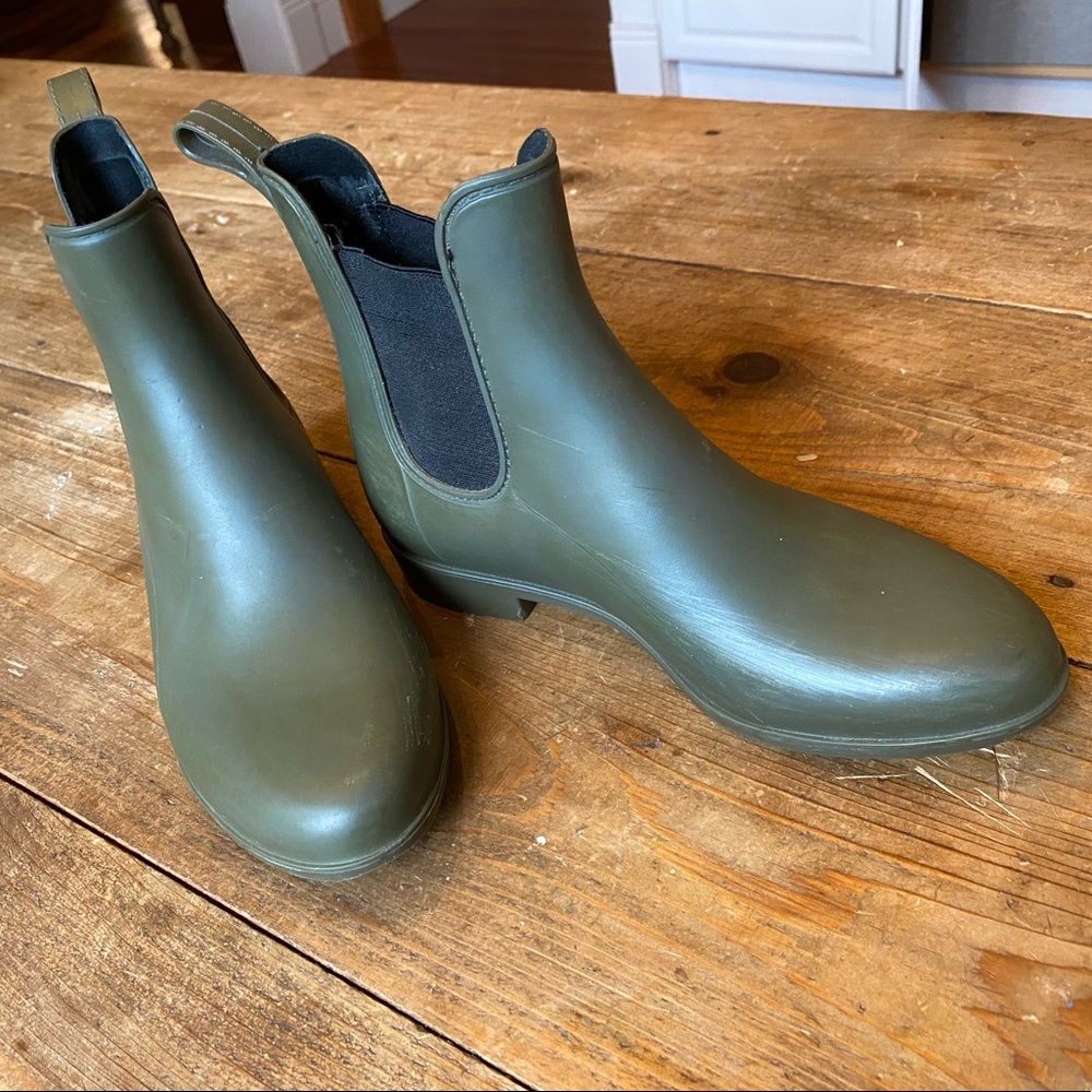 Size 7 target rain boots